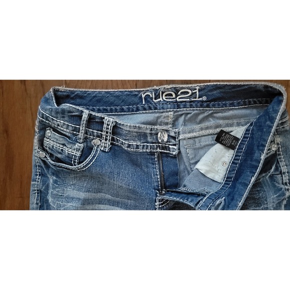 Rue21 Women's 11/12 Curvy Capri‎ Distressed Stretch Cuffed Denim Pants Sz 33x18" - Picture 3 of 5